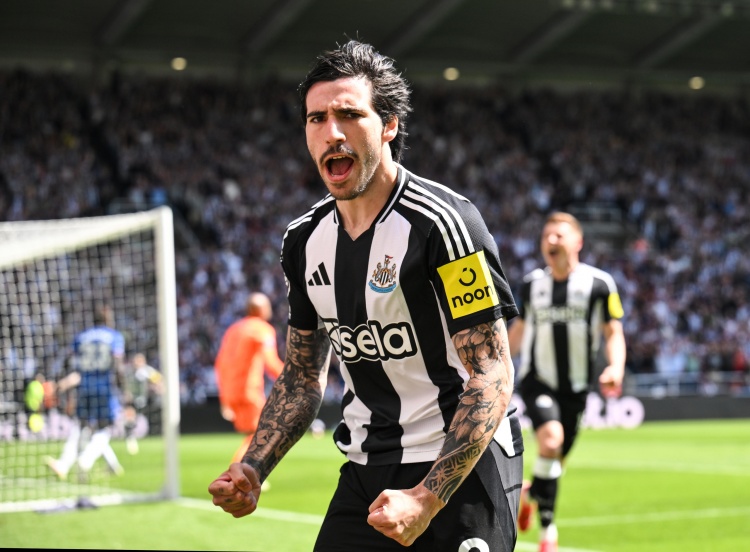 开云体育网站-托纳利和阿森纳传出绯闻!英媒:纽卡应汲取昔日伊萨克罢训的教训